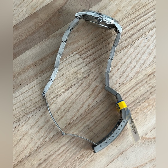 Q&Q Ladies Watch Stainless Bracelet Black Dial Stainless Case NWT - Picture 7 of 12